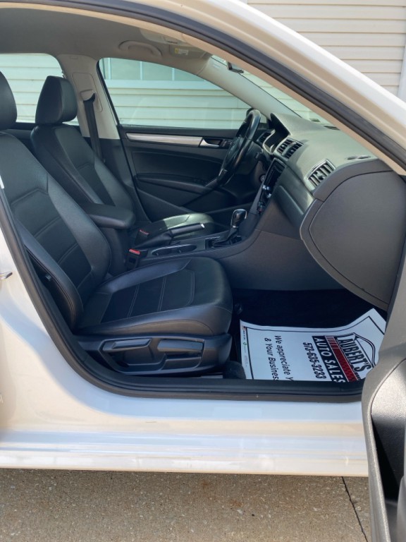 2015 Volkswagen Passat Image 11