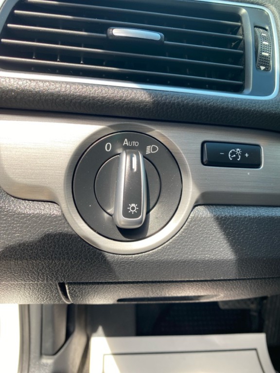 2015 Volkswagen Passat Image 16