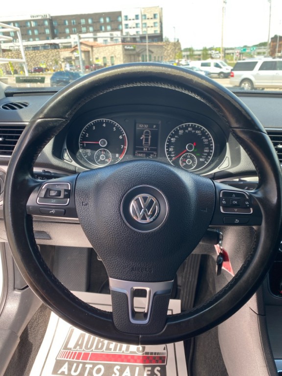 2015 Volkswagen Passat Image 17