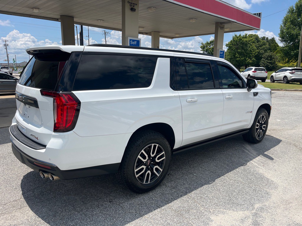 2022 GMC Yukon Image 3