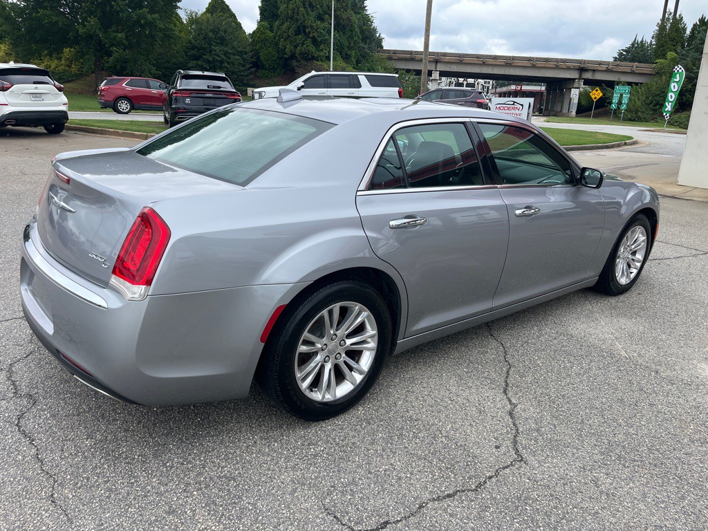 2016 Chrysler 300 Image 4
