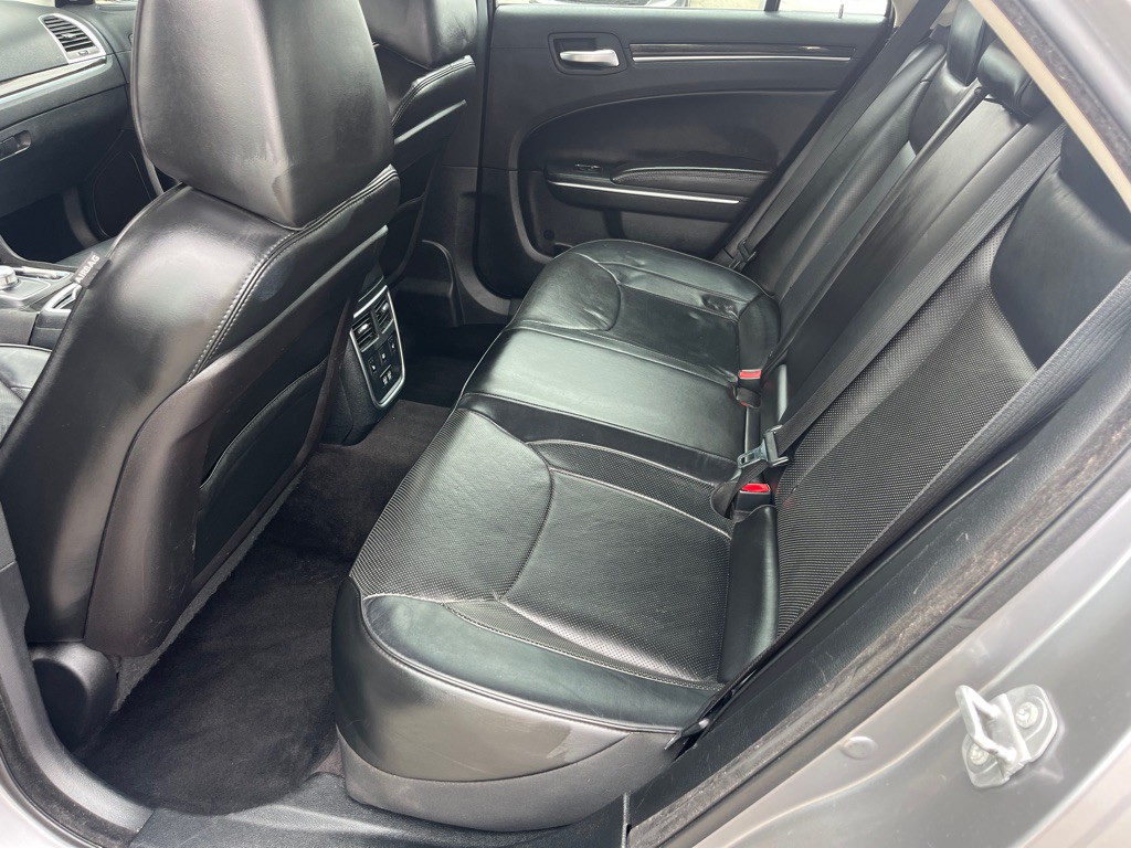 2016 Chrysler 300 Image 8