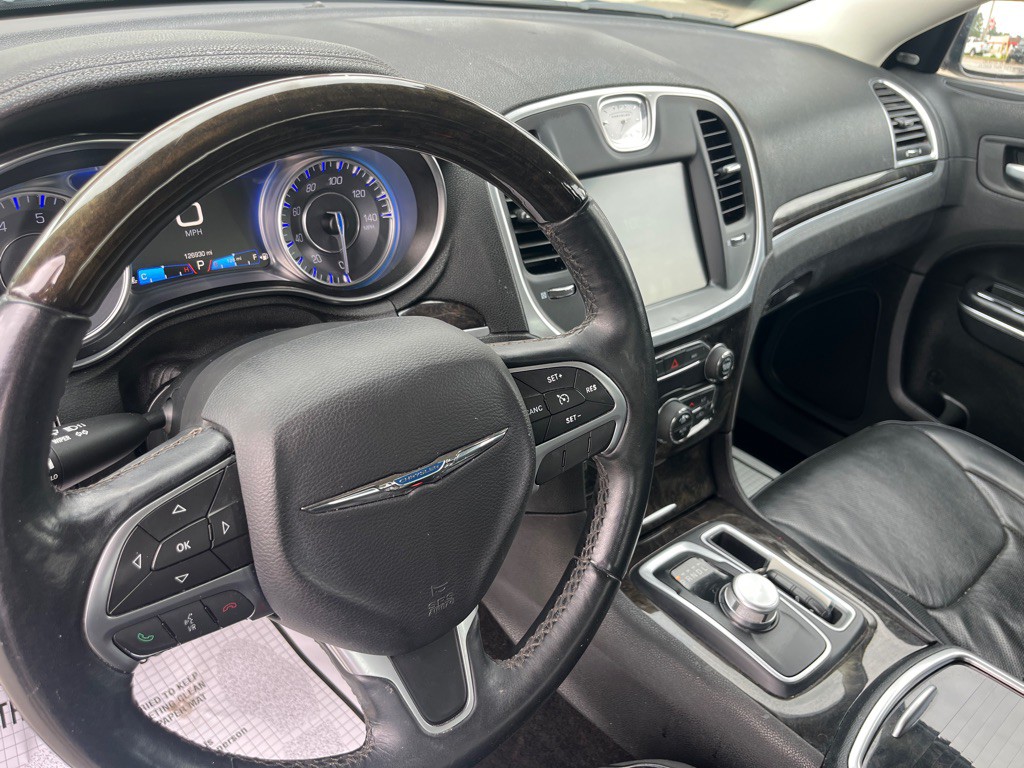 2016 Chrysler 300 Image 9