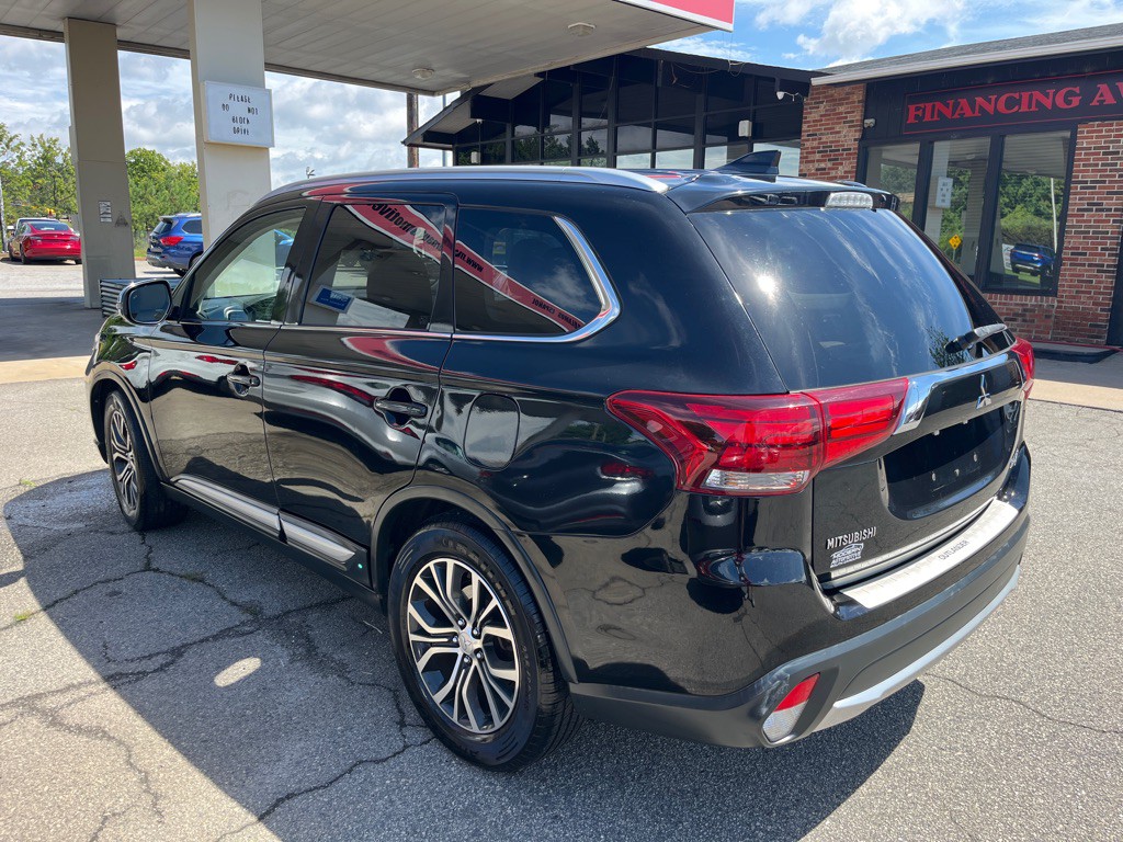 2018 Mitsubishi Outlander Image 2