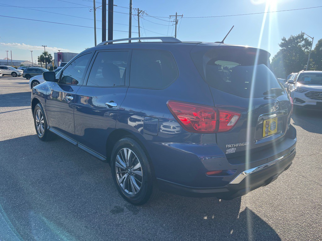 2018 Nissan Pathfinder Image 2