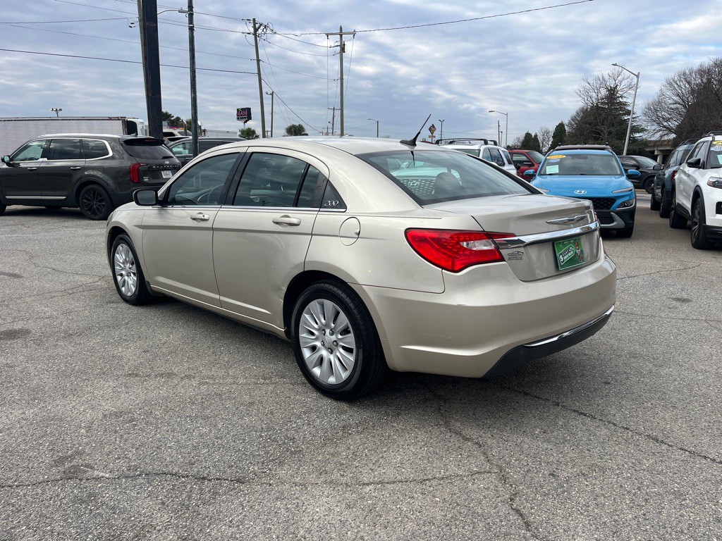 2014 Chrysler 200 Image 2