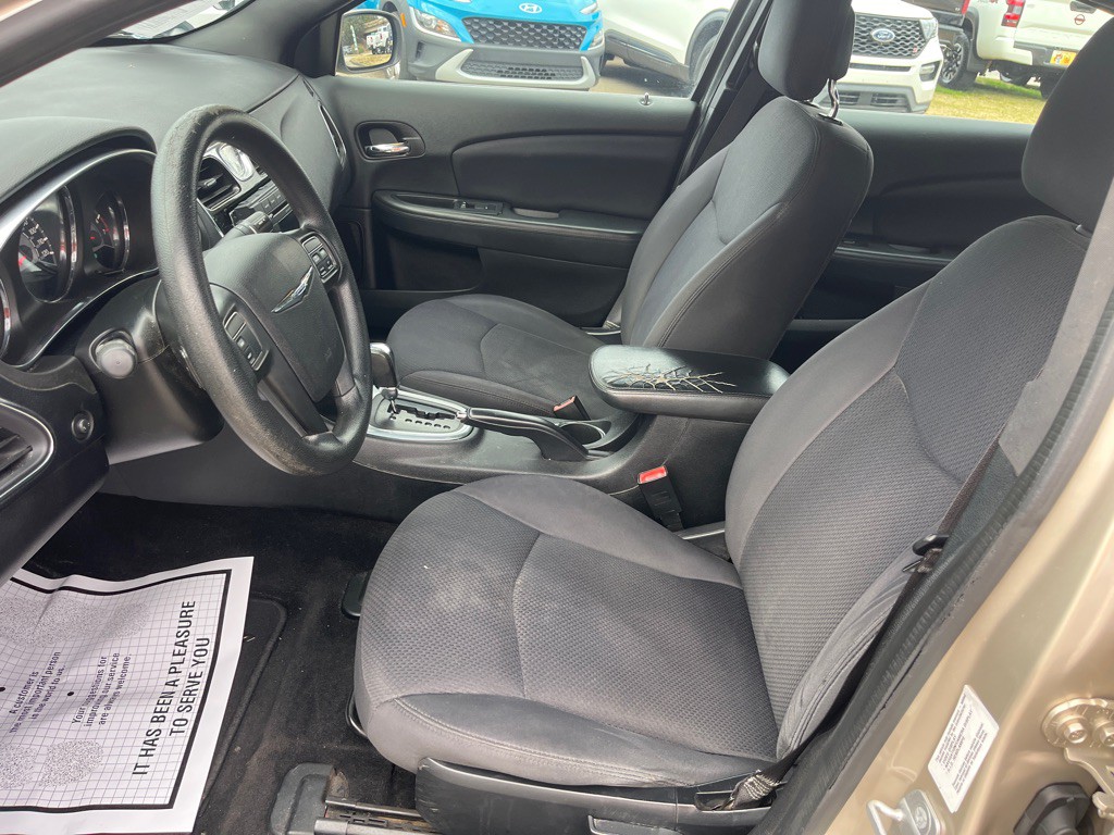 2014 Chrysler 200 Image 11