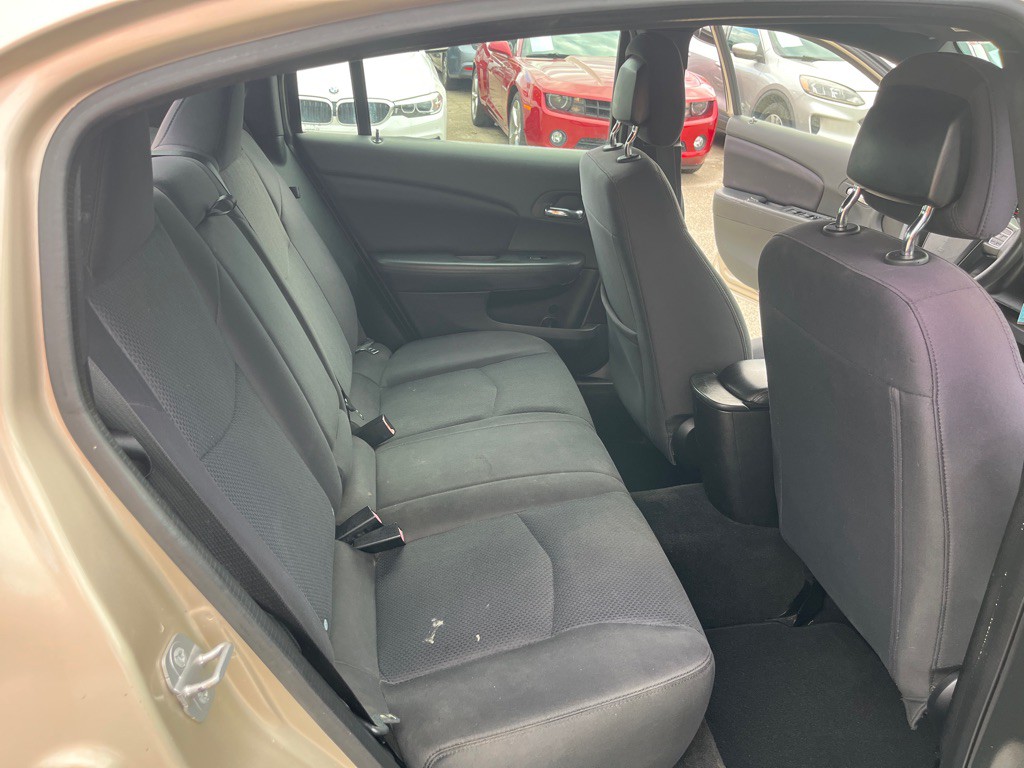 2014 Chrysler 200 Image 15