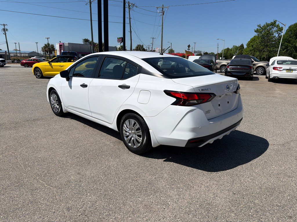 2021 Nissan Versa Image 2