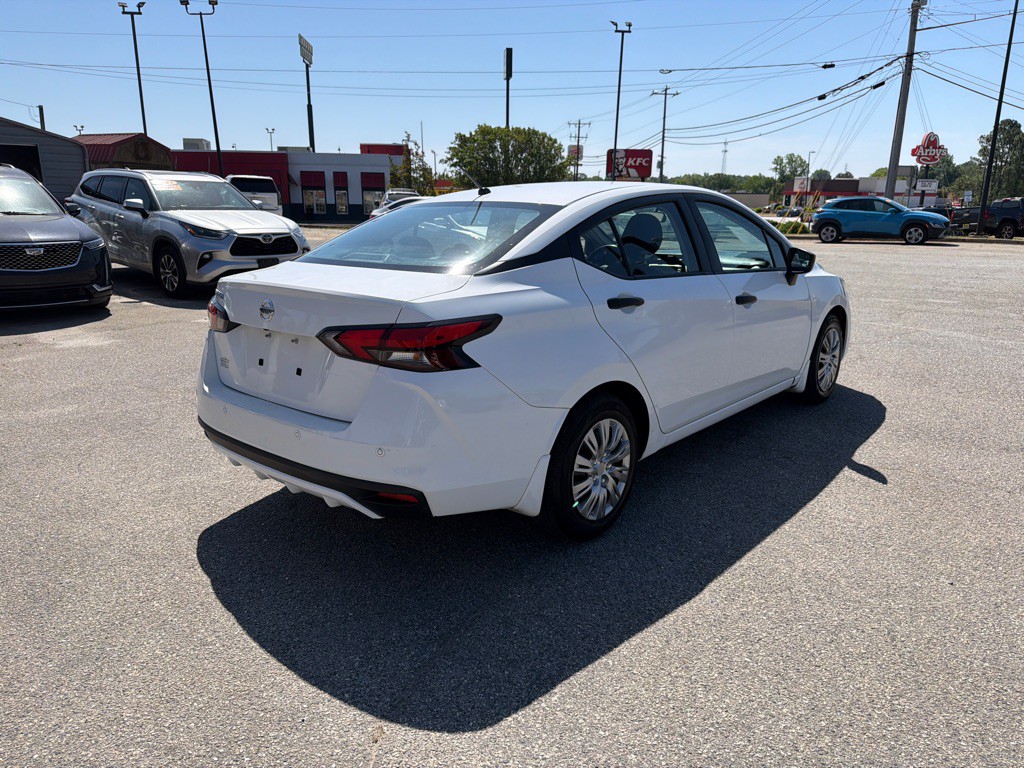 2021 Nissan Versa Image 3