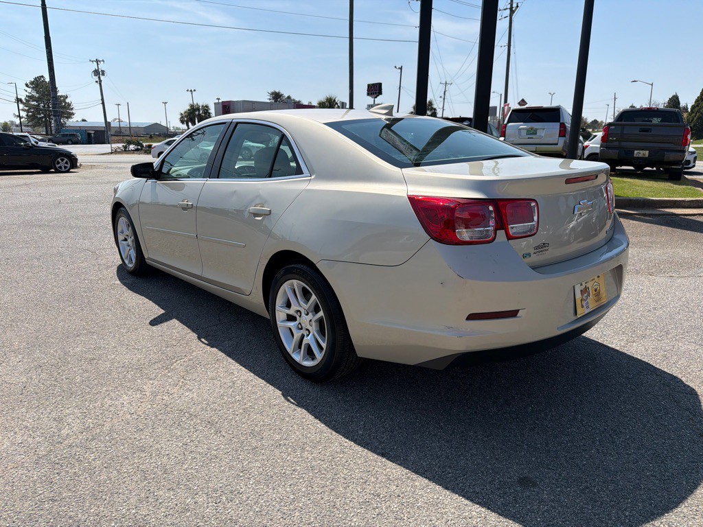 2015 Chevrolet Malibu Image 2