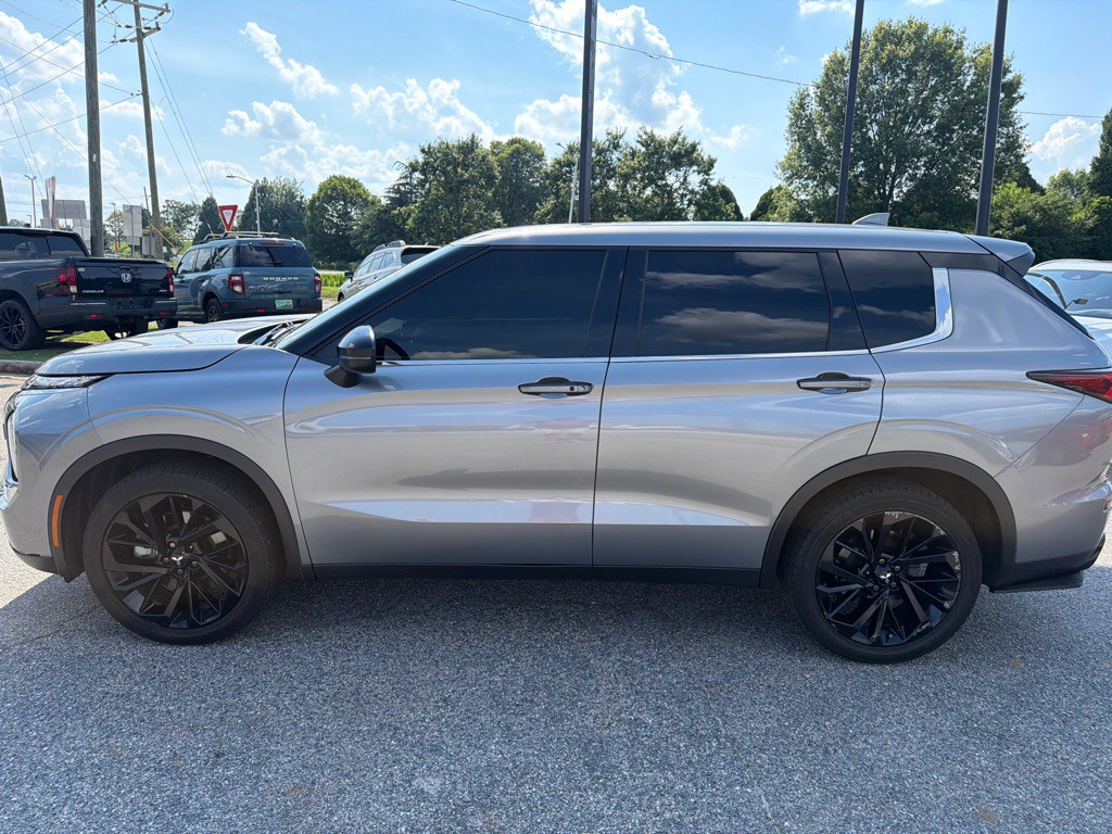 2022 Mitsubishi Outlander Image 2