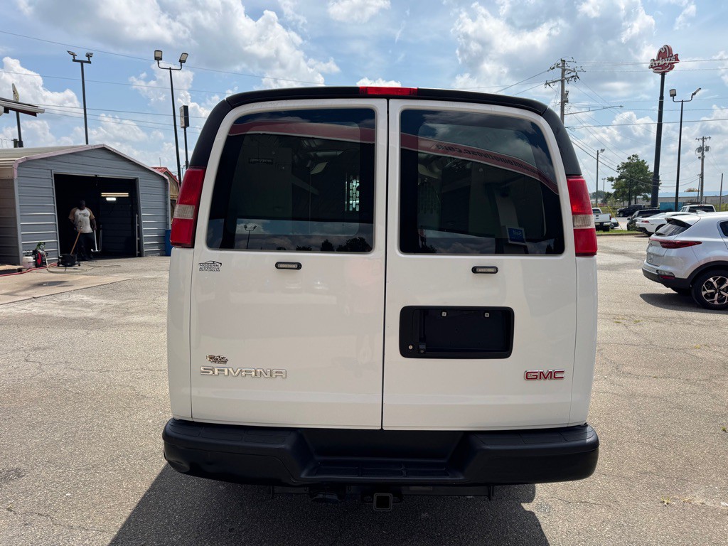 2017 GMC Savana Image 3