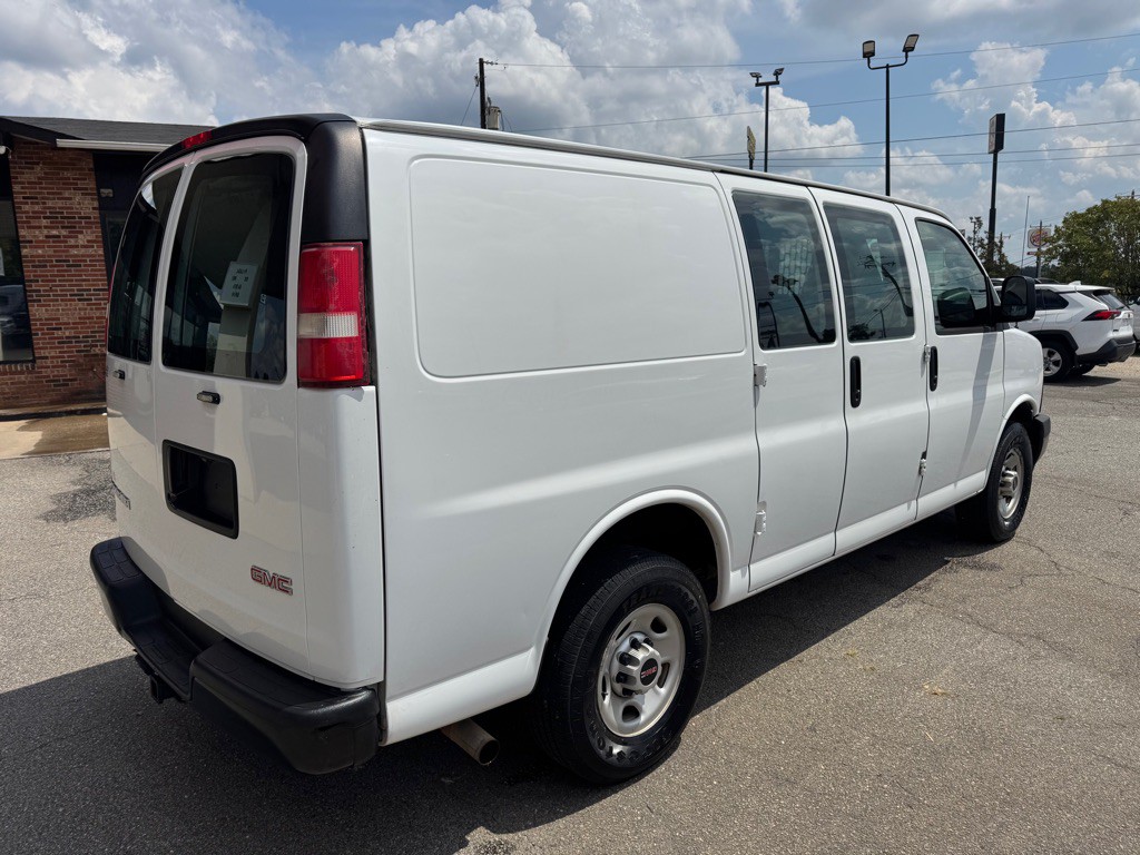 2017 GMC Savana Image 4