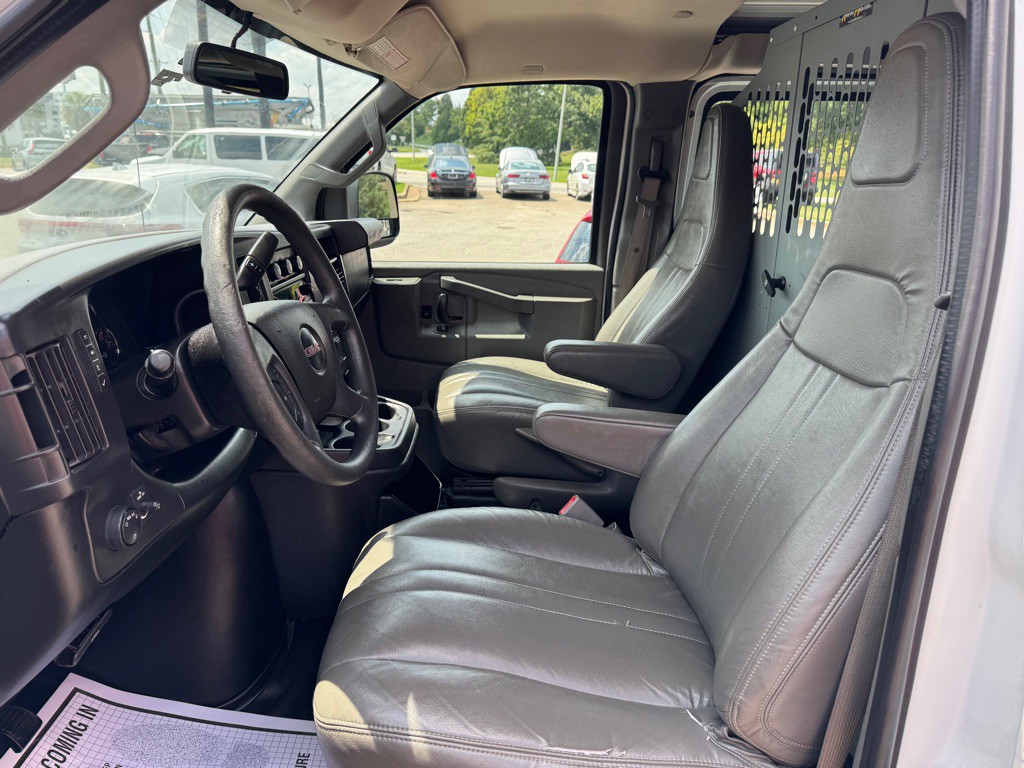 2017 GMC Savana Image 5