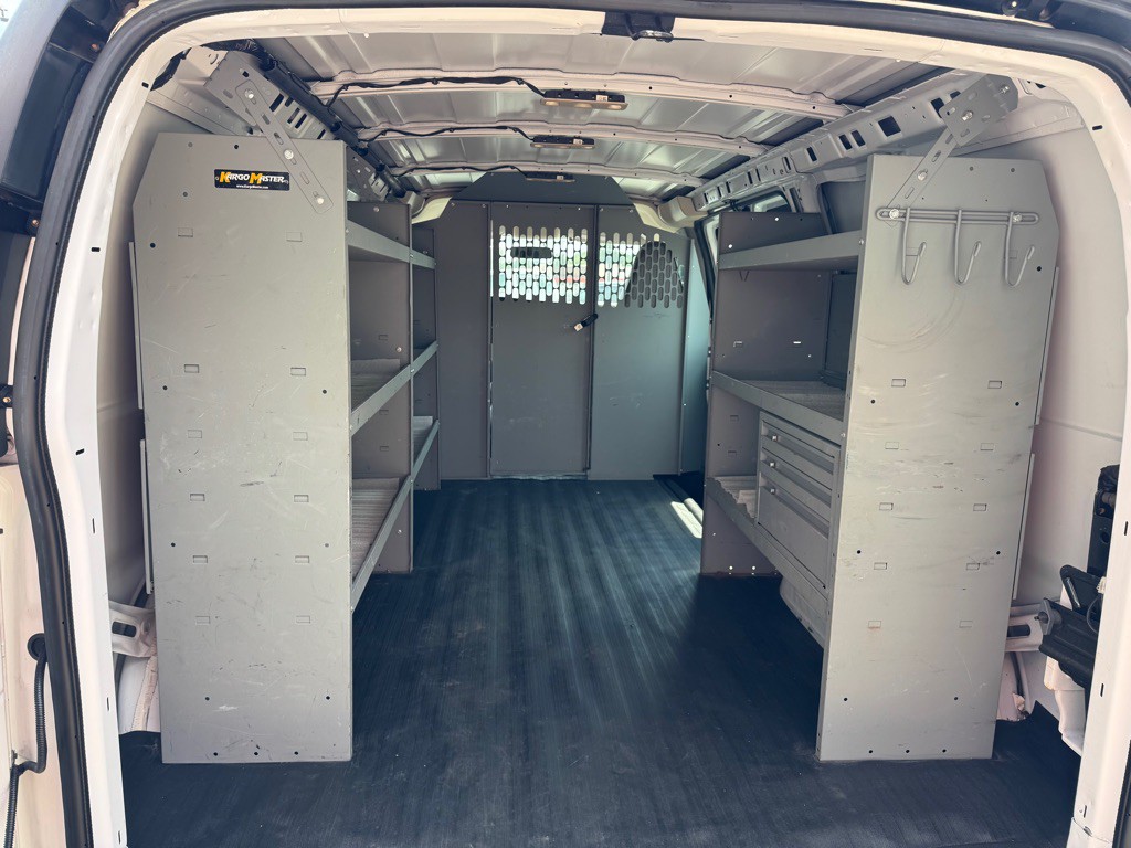 2017 GMC Savana Image 6