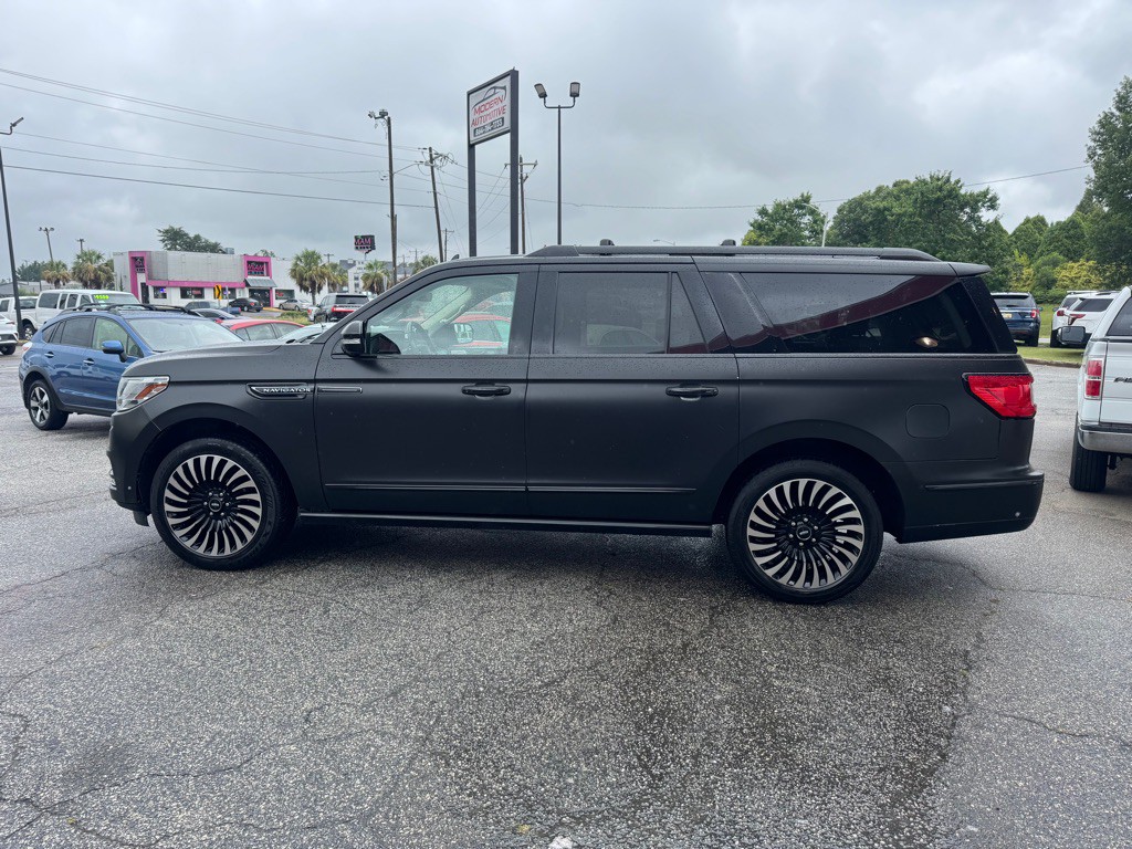 2019 Lincoln Navigator Image 2