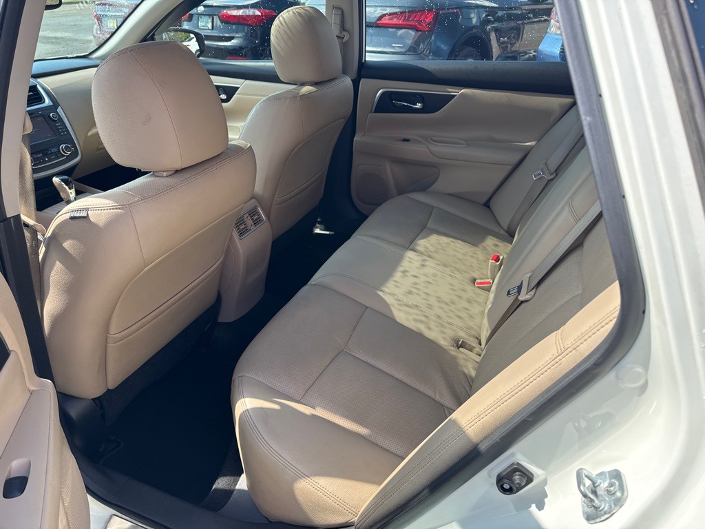 2016 Nissan Altima Image 9