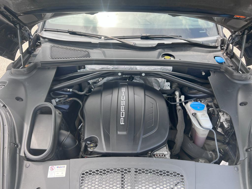 2017 Porsche Macan Image 16