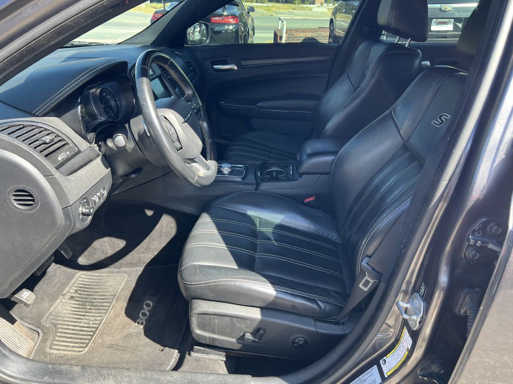 2016 Chrysler 300 Image 9