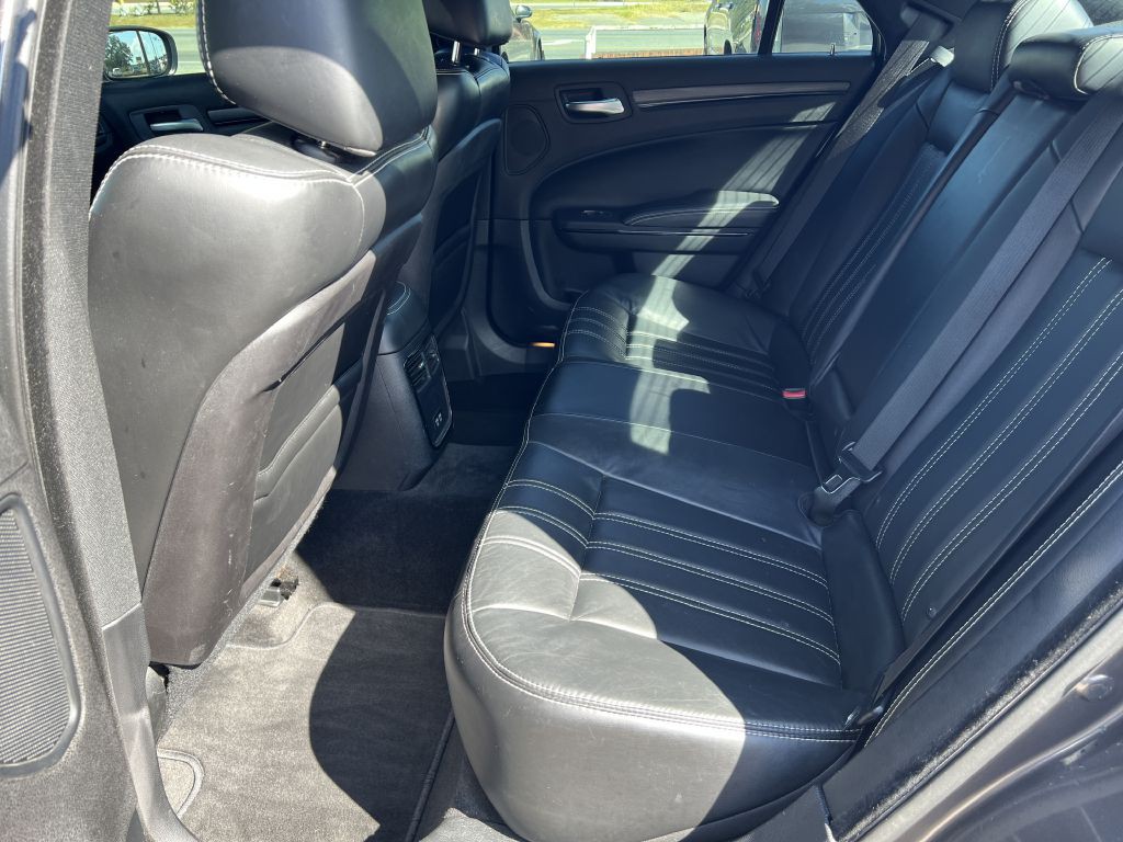 2016 Chrysler 300 Image 12