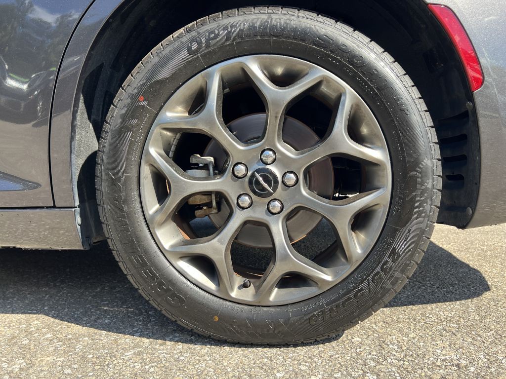 2016 Chrysler 300 Image 18