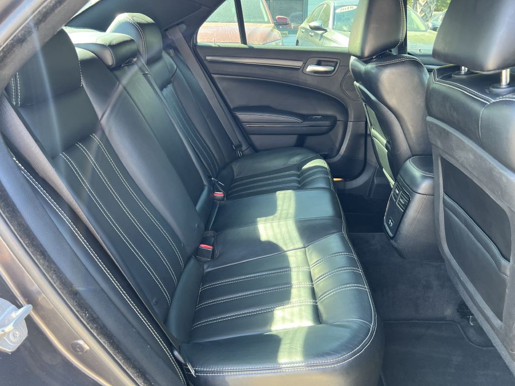 2016 Chrysler 300 Image 10