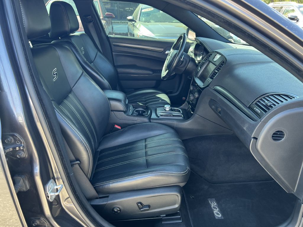 2016 Chrysler 300 Image 11
