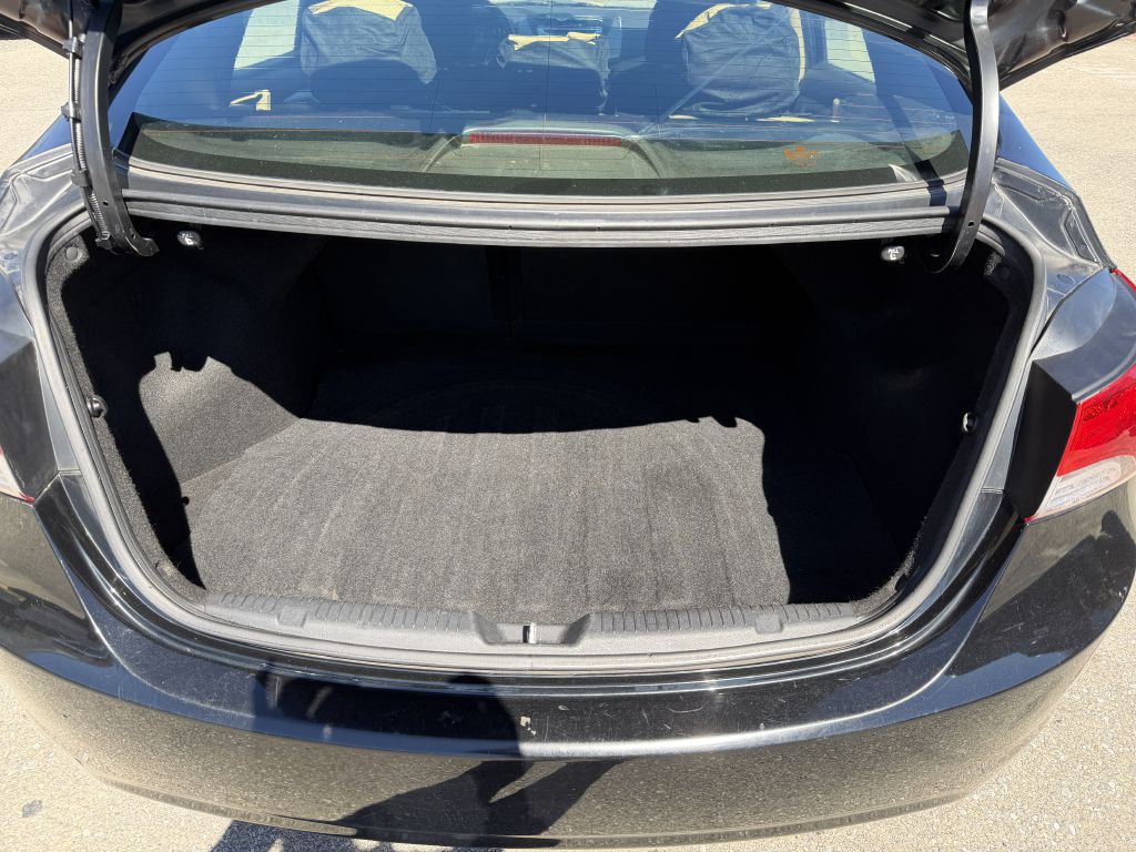 2012 Hyundai Elantra Image 18