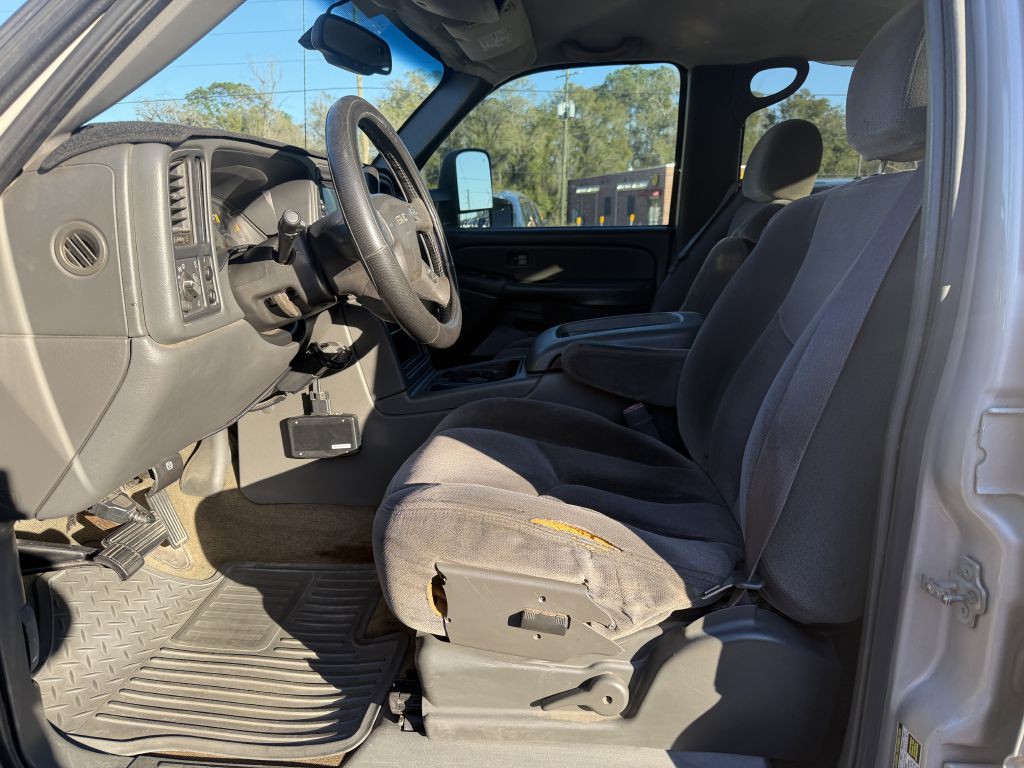 2004 GMC Sierra Image 9