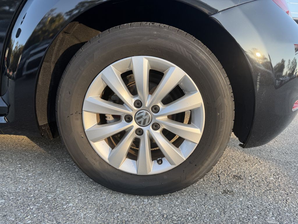 2017 Volkswagen Beetle Image 18