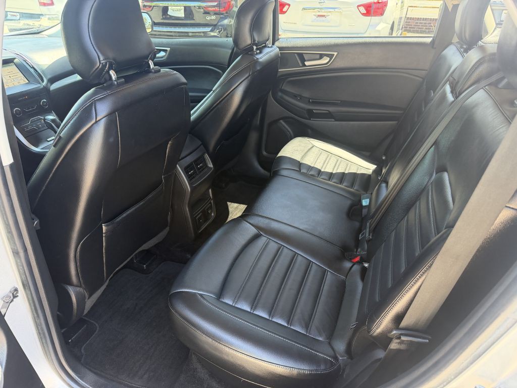 2017 Ford Edge Image 12