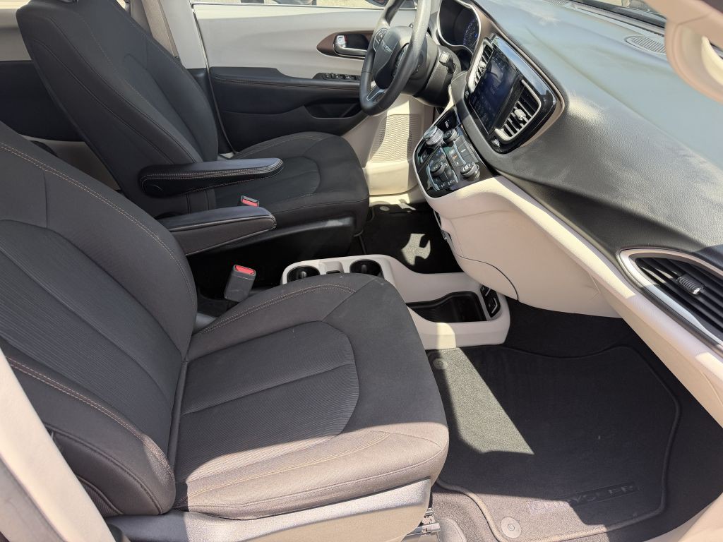 2017 Chrysler Pacifica Image 10