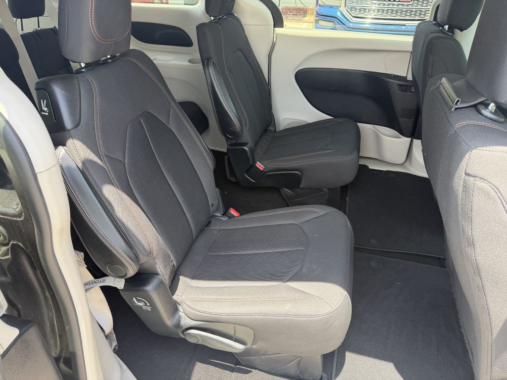2017 Chrysler Pacifica Image 11
