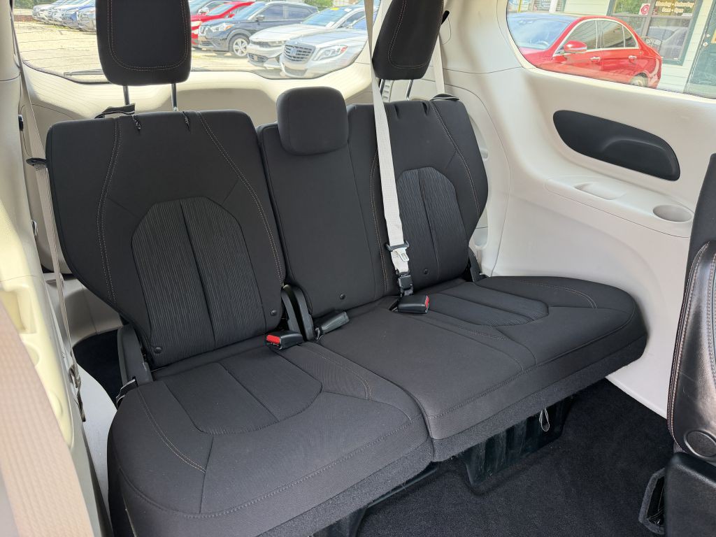 2017 Chrysler Pacifica Image 12