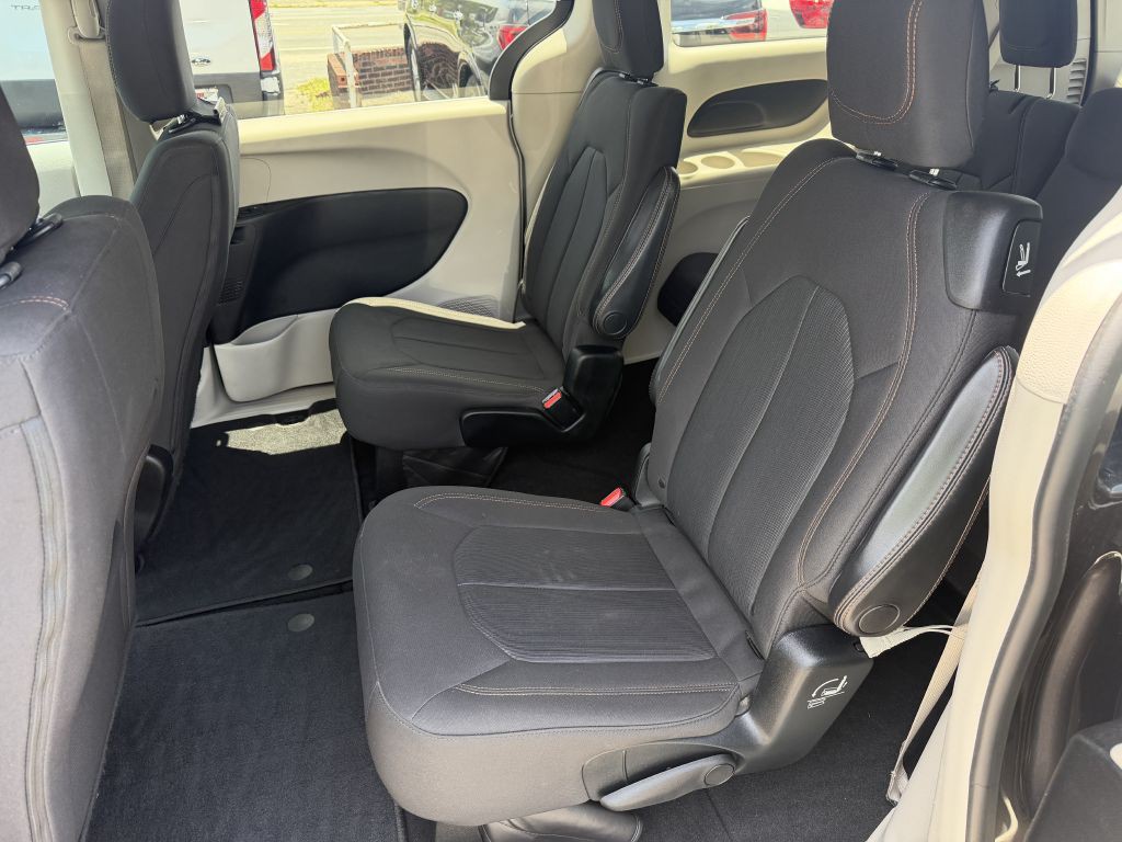 2017 Chrysler Pacifica Image 13