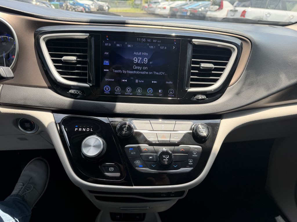 2017 Chrysler Pacifica Image 17