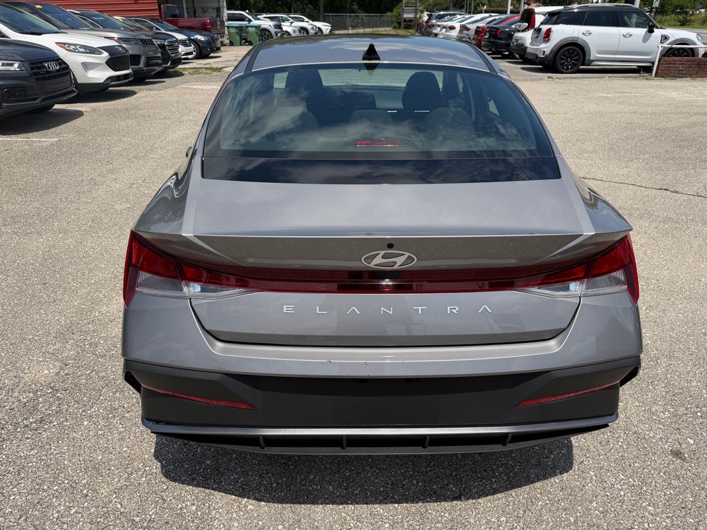 2024 Hyundai Elantra Image 6