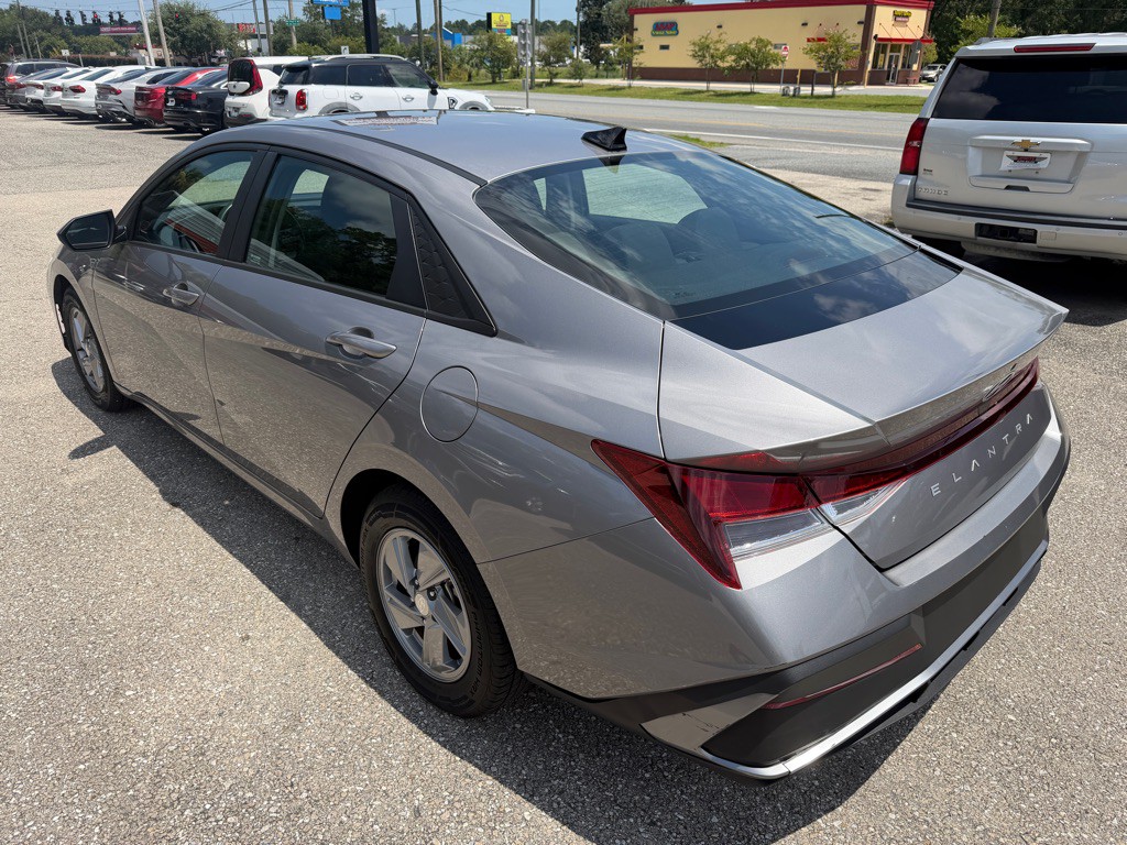 2024 Hyundai Elantra Image 7