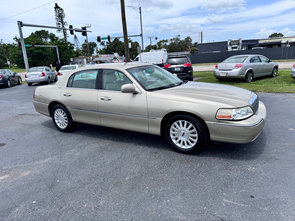 2004 Lincoln Town Car Image 2