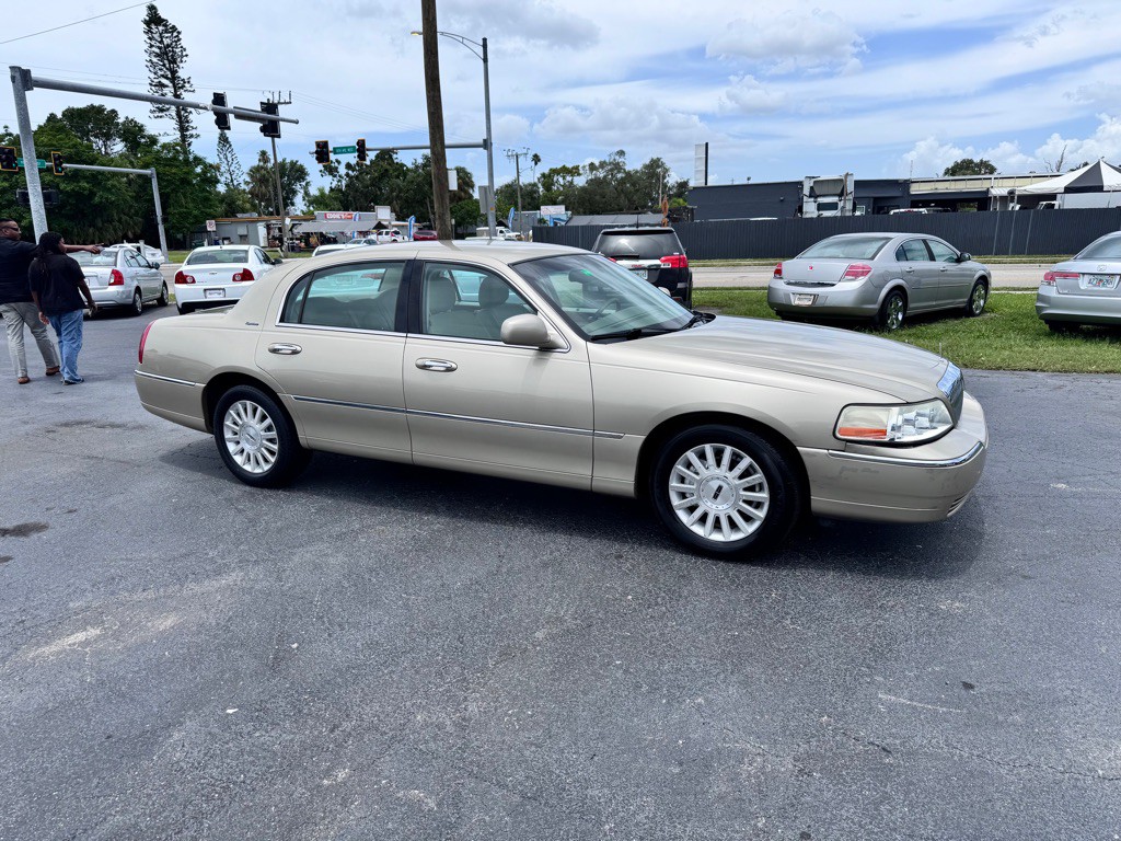 2004 Lincoln Town Car Image 3