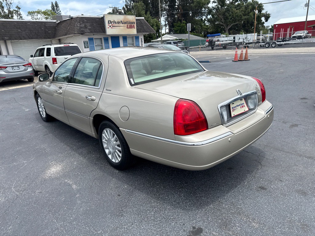 2004 Lincoln Town Car Image 7