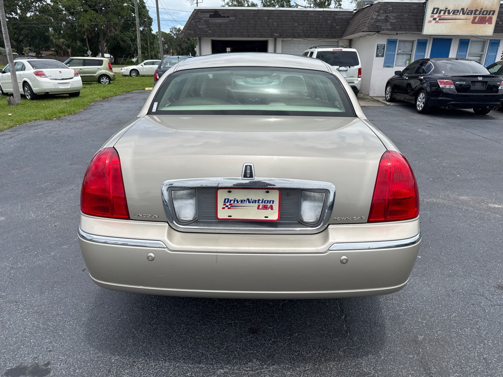 2004 Lincoln Town Car Image 8