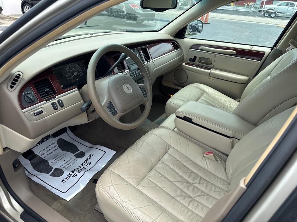 2004 Lincoln Town Car Image 11