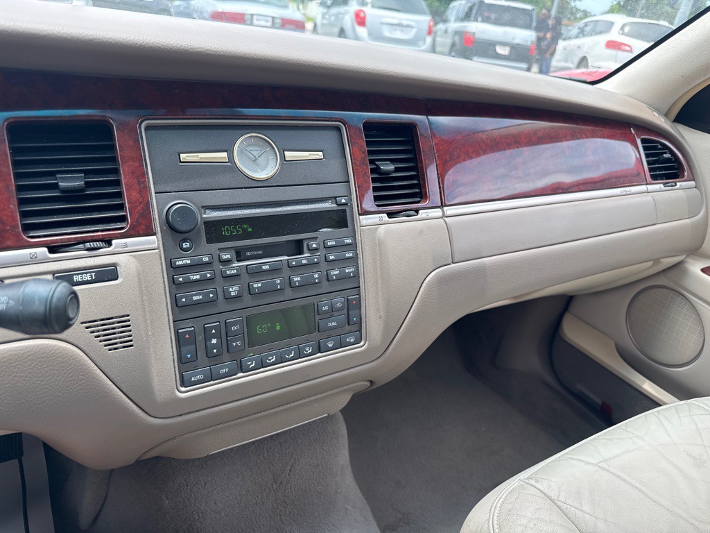 2004 Lincoln Town Car Image 13