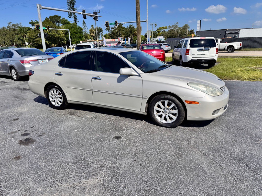 2004 Lexus ES Image 2