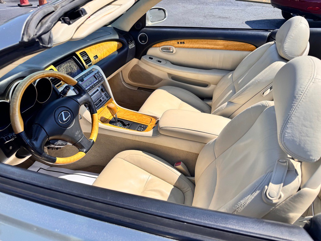 2005 Lexus SC Image 12