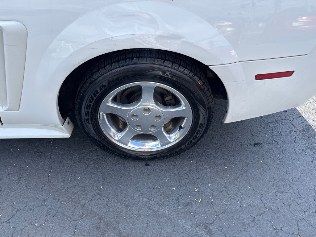 2004 Ford Mustang Image 10