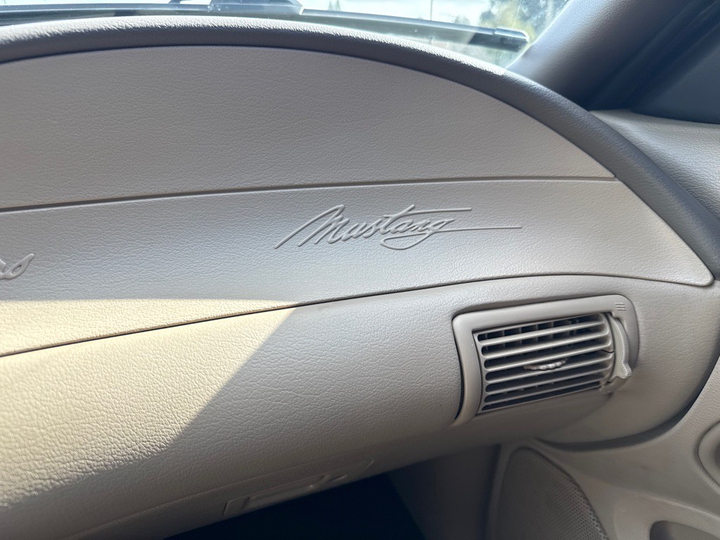 2004 Ford Mustang Image 15