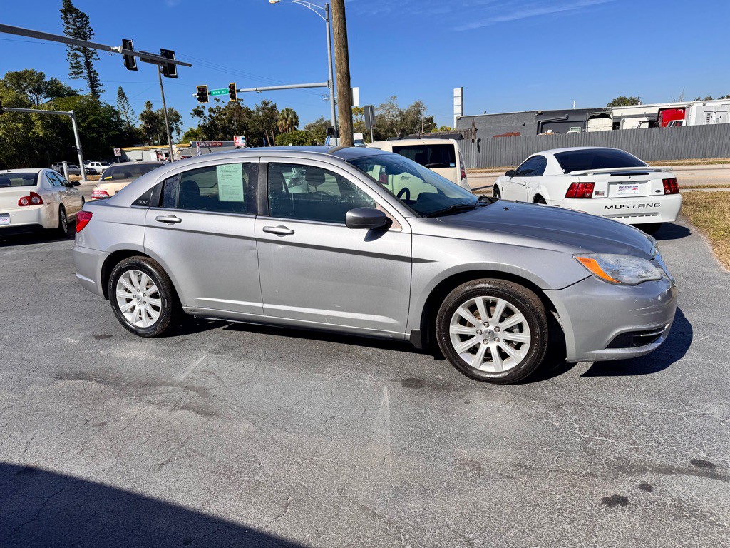 2013 Chrysler 200 Image 1